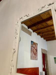 费拉拉Green Rooms Ferrara的墙上画的镜子