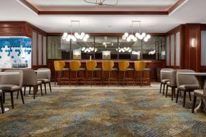 麦迪逊麦迪逊美国中心拉金塔旅馆及套房的一间会议室,内设带桌椅的酒吧