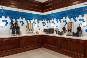 麦迪逊麦迪逊美国中心拉金塔旅馆及套房的厨房的墙壁上铺有蓝色和白色的瓷砖。