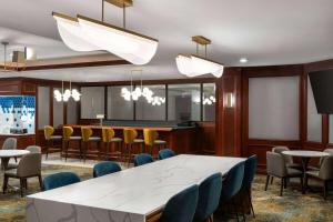 麦迪逊麦迪逊美国中心拉金塔旅馆及套房的一间会议室,配有白色的桌子和椅子