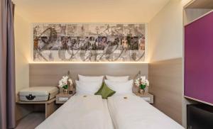 巴特拉珀瑙巴特拉珀瑙贝斯特韦斯特酒店的卧室配有一张白色大床和一幅画