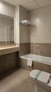 伊马科茵Blu Hotel Pamplona的一间带卫生间和浴缸的浴室