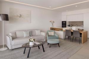 阿德耶Royal Hideaway Corales Suites的客厅配有沙发和桌子