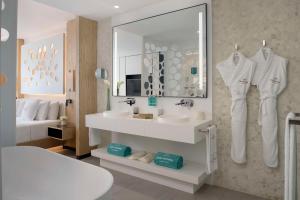 阿德耶Royal Hideaway Corales Beach - Adults Only的白色的浴室设有水槽和镜子
