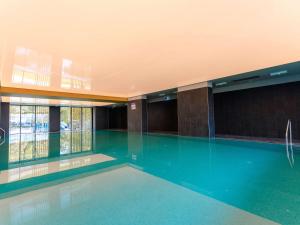 锡比乌Ibis Styles Sibiu Arsenal的游泳池,位于带游泳池的建筑内