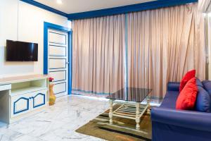 曼谷75 Paradise Lane Managed by Loft Group的客厅配有蓝色的沙发和桌子