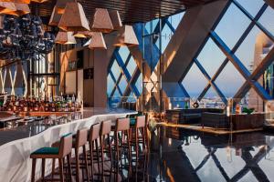 迪拜One&Only One Za'abeel的一间酒吧,配有椅子,享有城市美景