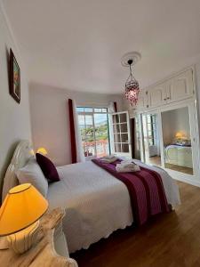 里韦拉布拉瓦Blue Paradise Apartment的一间卧室配有一张大床和一个吊灯。