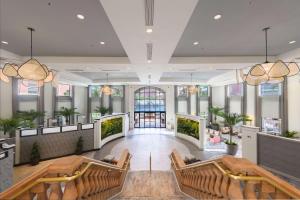 奥兰多Caribe Royale Orlando的医院的大厅,有长凳和盆栽植物