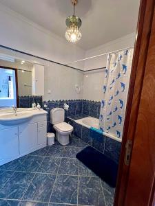 里韦拉布拉瓦Blue Paradise Apartment的浴室配有盥洗盆、卫生间和浴缸。