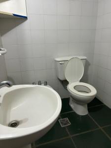 内科切阿Marítima mono ambiente的浴室配有白色卫生间和盥洗盆。