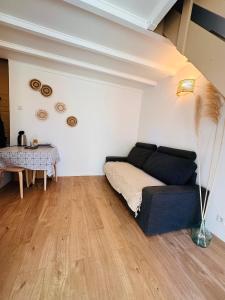 卡代纳Appartement avec terrasse arborée proche LOURMARIN的客厅配有沙发和桌子