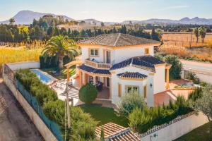 德尼亚Villa Noguera Mediterraneo by Villa Plus的享有带游泳池的房屋的空中景致