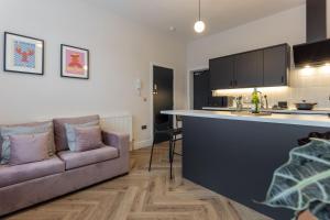 利物浦Broughton Place: Contemporary Apartments in Liverpool的带沙发的客厅和厨房
