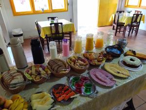佩尼多Pousada Bela Vista的一张桌子上放着一大堆食物