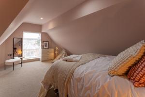 利物浦Broughton Place: Contemporary Apartments in Liverpool的一间卧室设有一张大床和一个窗户。