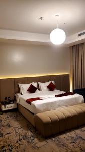 吉达Golden New Quraish Jeddah的一张大床,位于酒店带大床罩的房间里