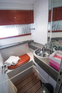 米克诺斯城Luxury Living on a Yacht的一个带水槽和镜子的小厨房