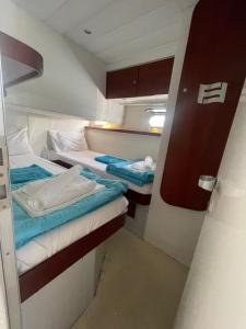 米克诺斯城Luxury Living on a Yacht的一间小房间,内设两张单人床