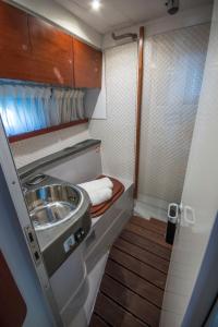 米克诺斯城Luxury Living on a Yacht的一间带水槽和卫生间的小浴室