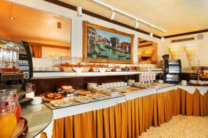 威尼斯东方魔力酒店的包含多种不同食物的自助餐