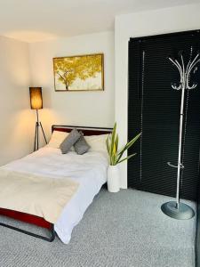 East BridgfordEast Bridgford Summerhouse Inc Spa and Treatments的一间卧室,床上有植物