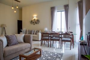 科伦坡Marine Suites的客厅配有沙发和桌子