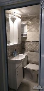 斯利文Стаи за нощувки的一间带水槽、卫生间和镜子的浴室