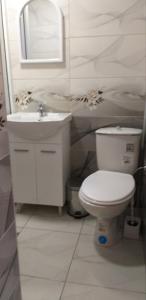 斯利文Стаи за нощувки的白色的浴室设有卫生间和水槽。