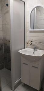 斯利文Стаи за нощувки的白色的浴室设有水槽和镜子