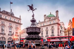 伦敦Piccadilly,StJames,Mayfair in heart of London HY17的一座城市中一座建有建筑物的雕像