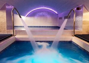布里斯托Harbour Hotel & Spa Bristol的一个带喷泉的室内游泳池