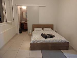 莱特鲁瓦西莱Villa Smile House的一间卧室配有一张带两个枕头的床