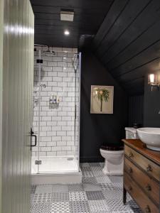 图克斯伯里Two Luxury Cosy Cottages的带淋浴、卫生间和盥洗盆的浴室