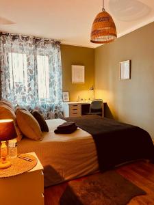 卢森堡Guest House的一间卧室配有一张床、一张书桌和一个窗户。