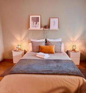 卢森堡Guest House的一间卧室配有一张带2个床头柜的大床