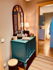 卢森堡Guest House的镜子房内的蓝色梳妆台
