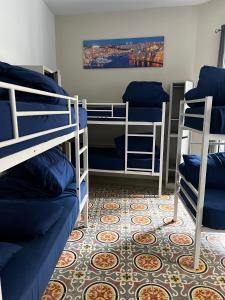 圣朱利安斯Bookarest Hostel Malta的带三张双层床的客房,铺有地毯