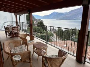 DorioCasa del Sole的阳台配有桌椅,享有湖景