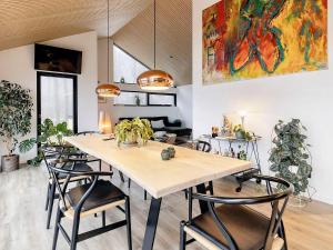 腓特烈港Holiday home Frederikshavn IV的一间带大桌子和椅子的用餐室