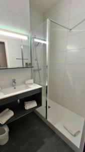 弗内瑞莱斯桑芳德酒店的一间带玻璃淋浴和水槽的浴室