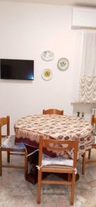 帕尔马CASA SERENA PARMA的墙上的餐桌和盘子用餐室