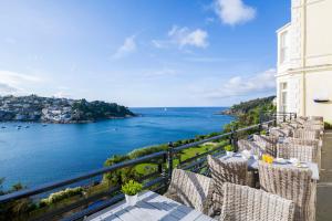 福伊Harbour Hotel Fowey的阳台享有海景。