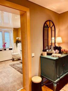 卢森堡Guest House的一间带绿色橱柜和镜子的浴室