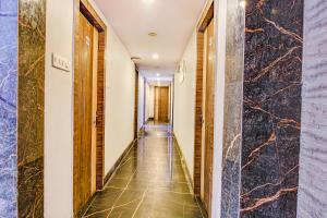 SāntrāgāchiFabExpress Subh Residency的带有大理石墙壁的酒店走廊