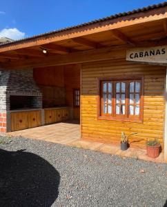 美洲花园Cabañas “La India”的小木屋前方设有大型天井。