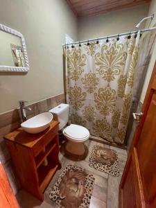 美洲花园Cabañas “La India”的一间带卫生间和淋浴帘的浴室