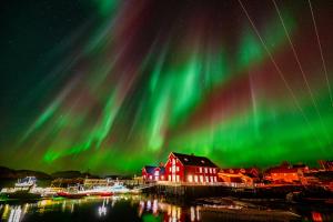 SennesvikUre Lodge的天空中北极光的图像