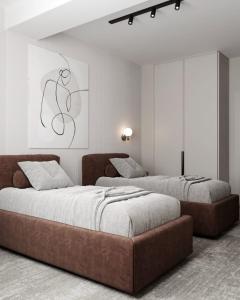 巴库Dastan Hotel Baku的一间带两张床和一张沙发的卧室