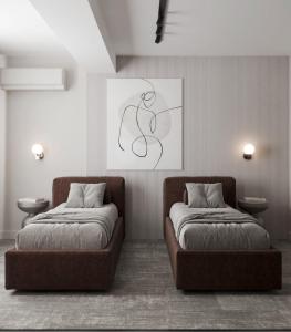 巴库Dastan Hotel Baku的一间带两张床和一张沙发的卧室